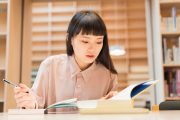 図書室で調べものをしている学生のイメージ