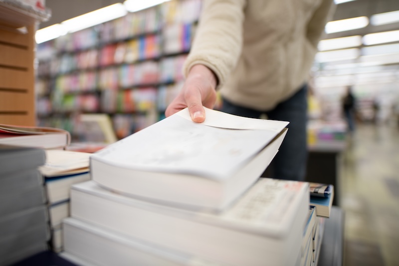 書店で本を手に取っている様子