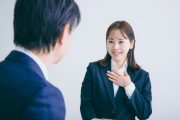 面接で受け答えをする学生