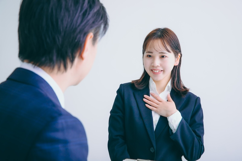 面接で受け答えをする学生