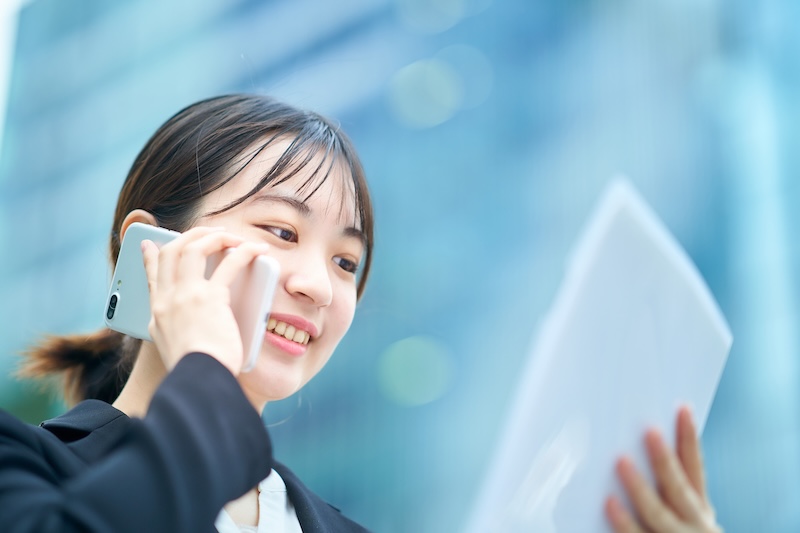 企業からの電話に応対する学生