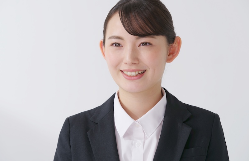 面接で受け答えをする学生
