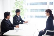 面接担当者と面接を受ける学生