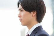 真剣な表情で前を見つめるビジネスパーソン