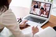 オンライングループディスカッションに参加する学生のイメージ