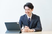 オンライン（Web）面接に臨む学生のイメージ