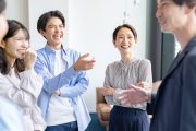 職場でコミュニケーションをとる社員たち