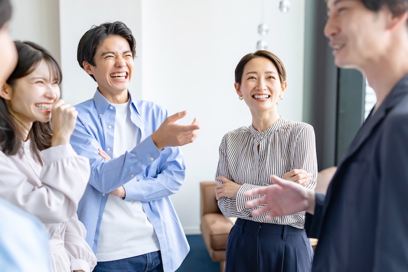 職場でコミュニケーションをとる社員たち