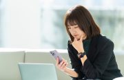 メールの文面を考えている学生