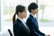 集団面接を受ける学生たち