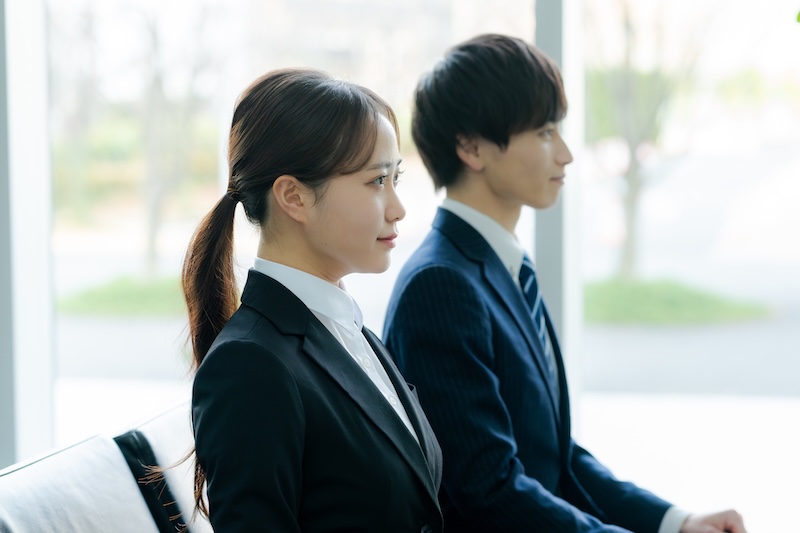集団面接を受ける学生たち