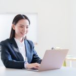 Web会社説明会に参加する学生のイメージ