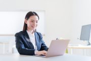 Web会社説明会に参加する学生のイメージ