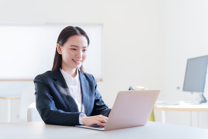 Web会社説明会に参加する学生のイメージ