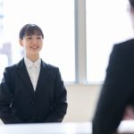 面接を受ける女性