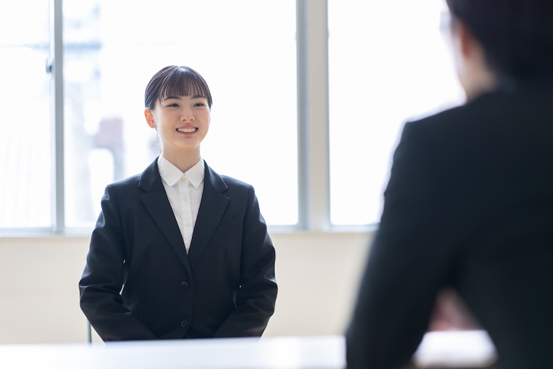 面接で自己紹介を語る学生