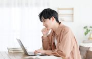 パソコンでメールを作成している男性