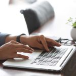 会社説明会参加後にお礼メールを作成している学生のイメージ