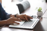 会社説明会参加後にお礼メールを作成している学生のイメージ