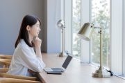 就活準備サイトで気になる企業を調べている学生のイメージ