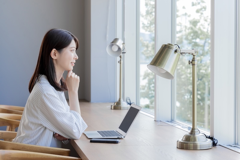 就活準備サイトで気になる企業を調べている学生のイメージ