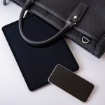 ビジネスバッグとタブレット、スマートフォン端末