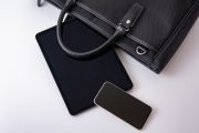 ビジネスバッグとタブレット、スマートフォン端末