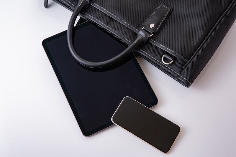 ビジネスバッグとタブレット、スマートフォン端末