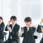 髪型を整える学生たち