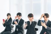髪型を整える学生たち