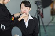 メイクをする女性