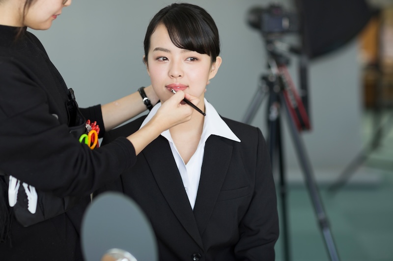 メイクをする女性