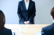 面接を受ける学生のイメージ