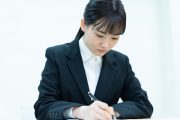 小論文を書く学生のイメージ
