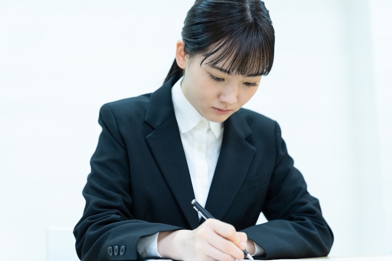 小論文を書く学生のイメージ