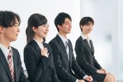 グループ面接を受ける学生たち