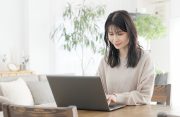 自分史を作成する学生