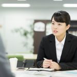 OB・OG訪問をしている女性