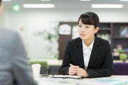OB・OG訪問をしている女性