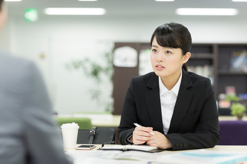 OB・OG訪問をしている女性