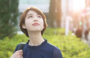 空を見上げている人のイメージ