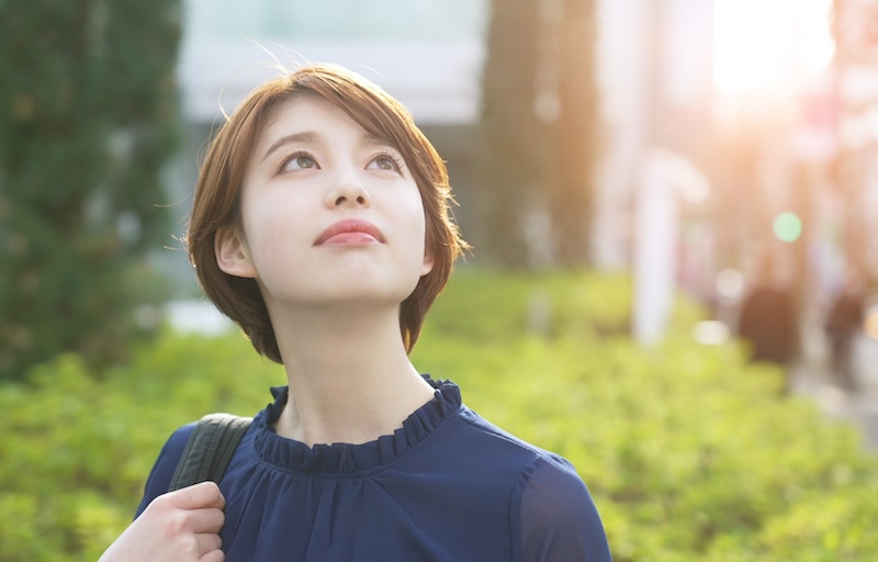 空を見上げている人のイメージ