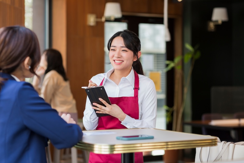 カフェでアルバイト中の学生のイメージ