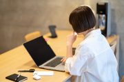 志望動機を考えている学生