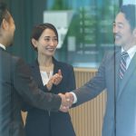 握手を交わすビジネスパーソン