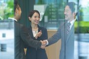 握手を交わすビジネスパーソン