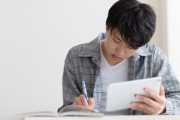 就活の筆記試験に向けて勉強する学生