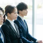 グループ面接を受ける学生たち