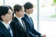 グループ面接を受ける学生たち