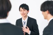 グループディスカッションをする学生